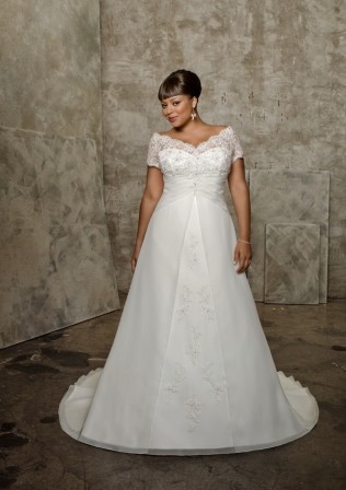 wedding dresses for the chubby bride